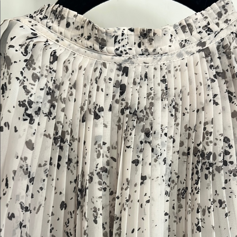 EUC | L | Simply Vera Vera Wang Cream and Black Blouse - Picture 7 of 8